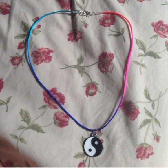 Rainbow yin yang choker - Picture 2 of 5